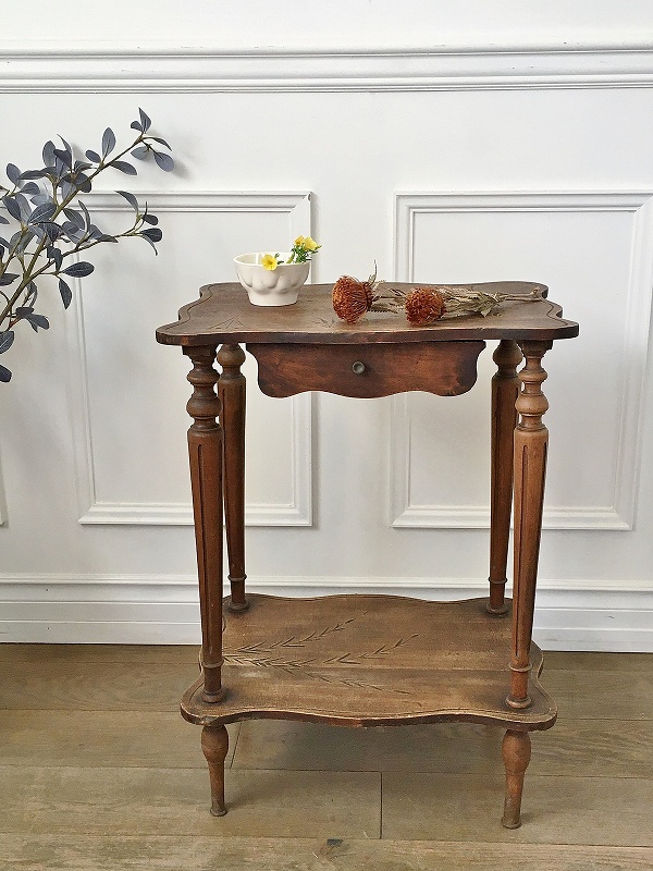 フランス木の模様が素敵なサイドテーブルはかわいいアンティークネット