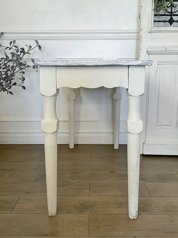 デザインがかわいいホワイトテーブルはかわいいアンティークネット