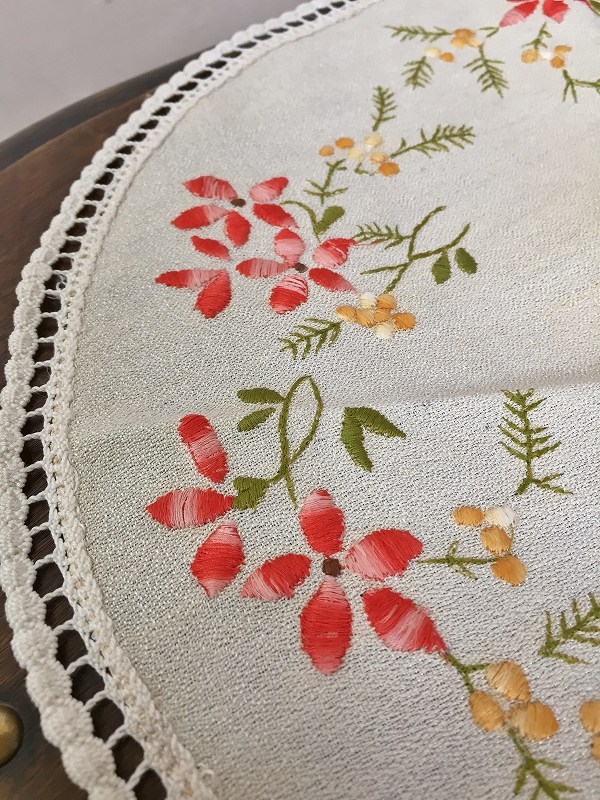 かわいい刺繍のテーブルセンターはかわいいアンティークネットショップfufunetI21-0092