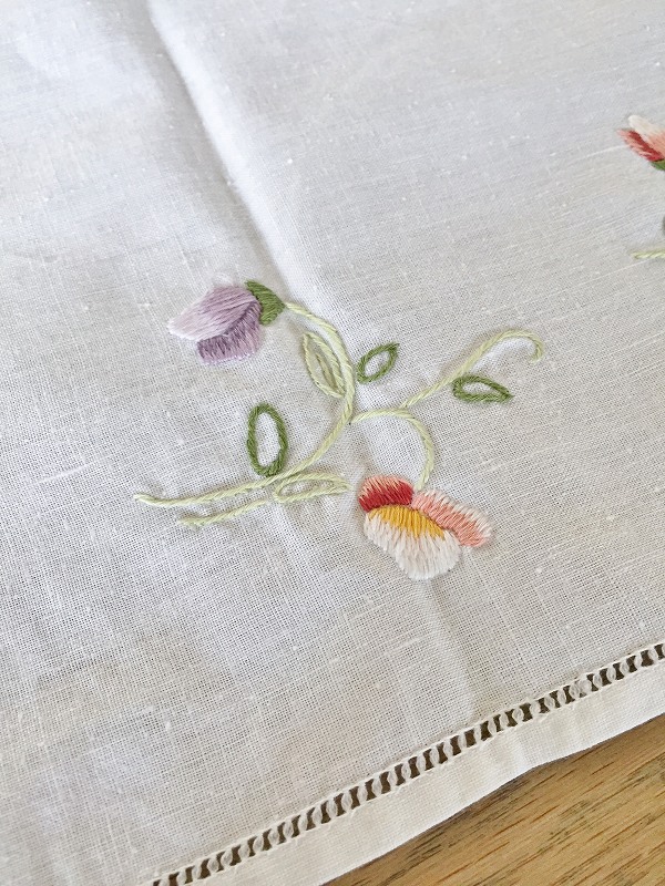 フランスお花の刺繍が素朴でかわいいテーブルクロスはかわいいアンティークネットショップfufunetI22-0152