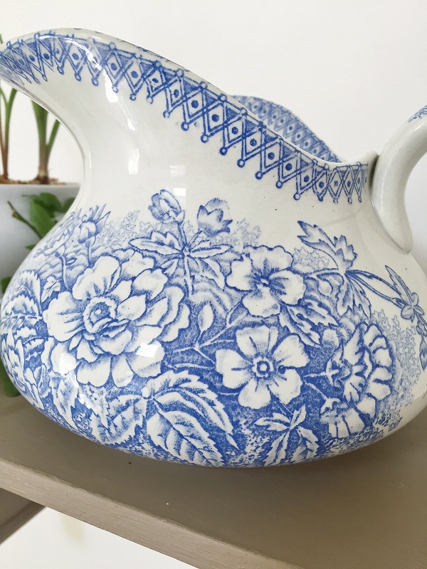 フランスクラシックなお花柄が素敵な陶器製ピッチャーはかわいい 