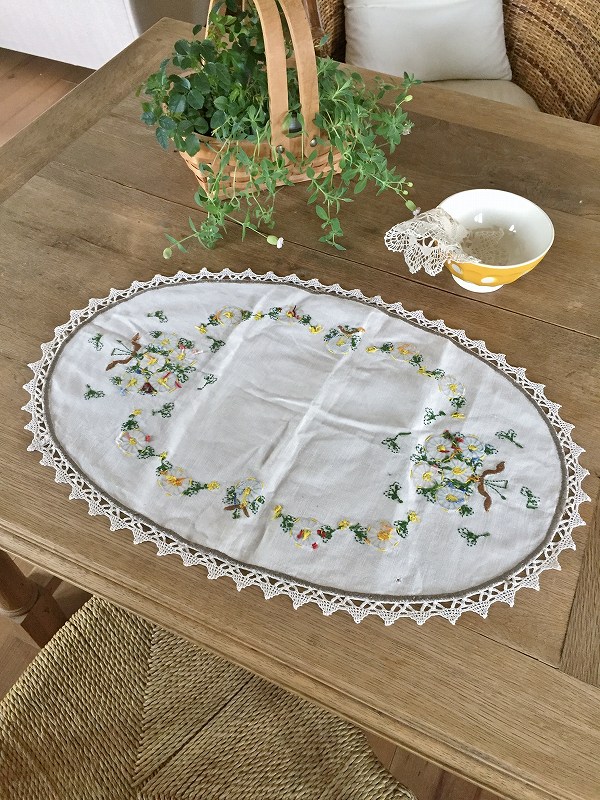 フランスお花の刺繍が素朴でかわいいテーブルクロスはかわいい 