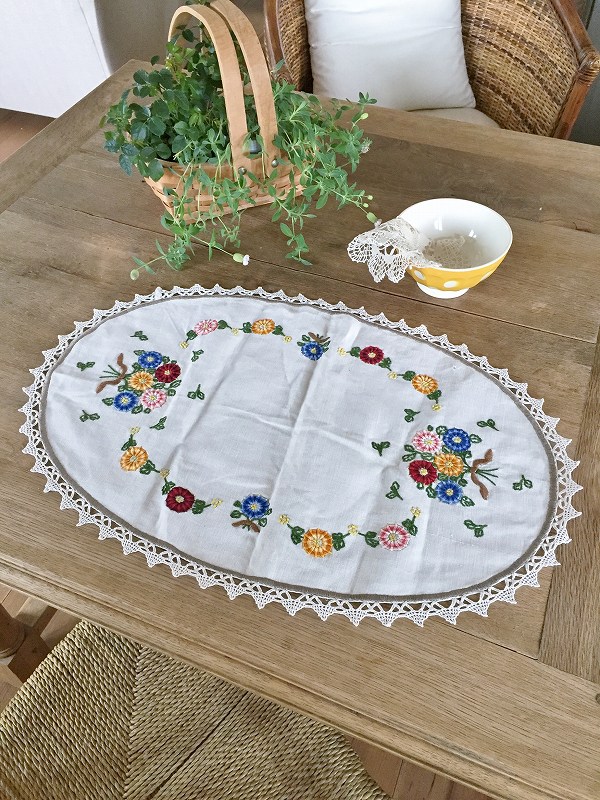 フランスお花の刺繍が素朴でかわいいテーブルクロスはかわいい ...