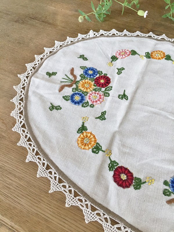 フランスお花の刺繍が素朴でかわいいテーブルクロスはかわいい