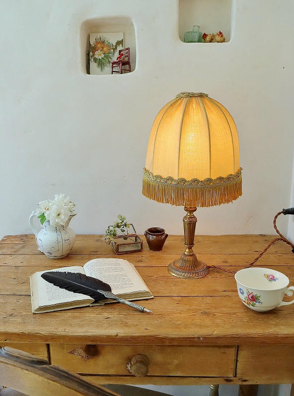 フランスデザインが素敵なテーブルランプはかわいいアンティークネット