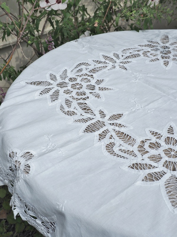 フランスお花の刺繍が繊細で上品なテーブルクロスはかわいい 
