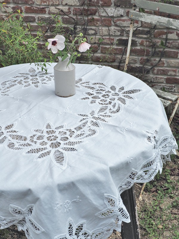 フランスお花の刺繍が繊細で上品なテーブルクロスはかわいい 